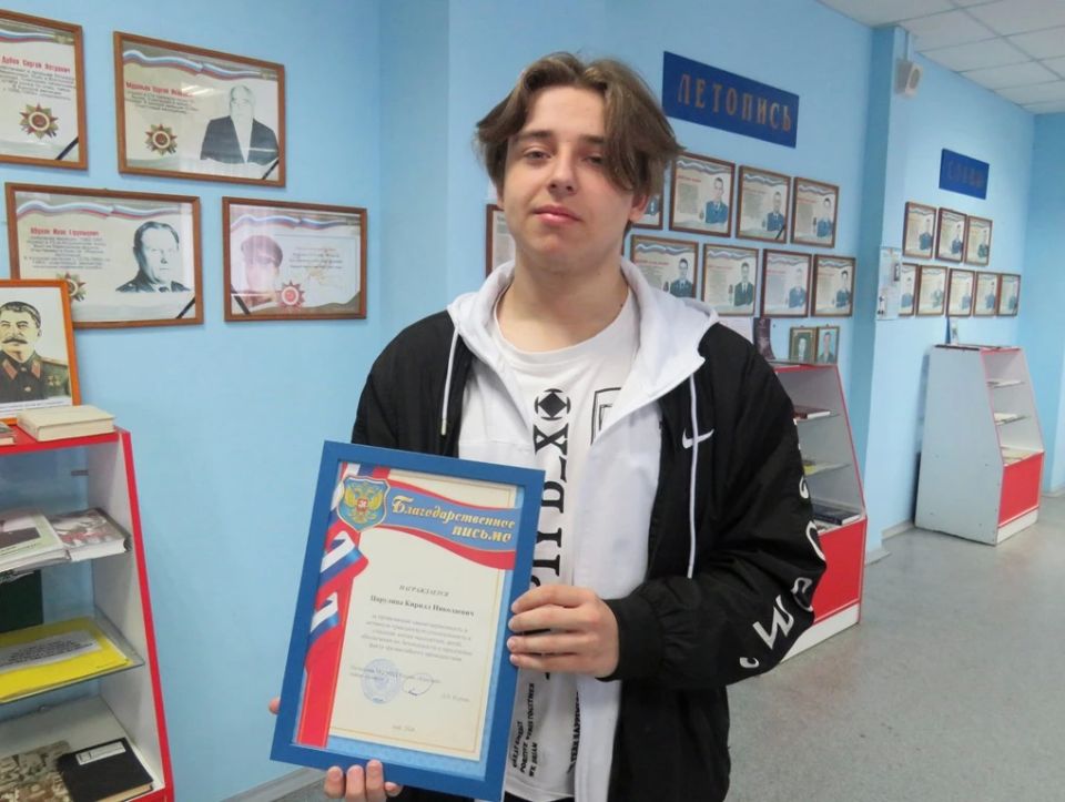 Герой по зову сердца: в Канске полицейские поблагодарили 16-летнего юношу, который, рискуя собой, спас двух детей от смертельной опасности