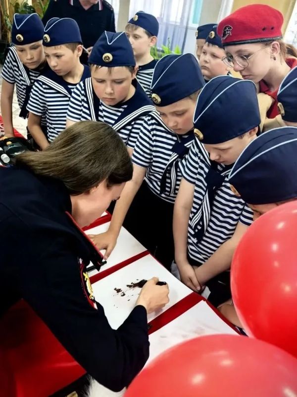 Наши маленькие герои. В Красноярском крае завершился региональный этап Всероссийской военно-патриотической игры «Зарница 2.0» для младшей возрастной категории! Организаторы: Движение Первых, ЮНАРМИЯ и Центр «ВОИН»