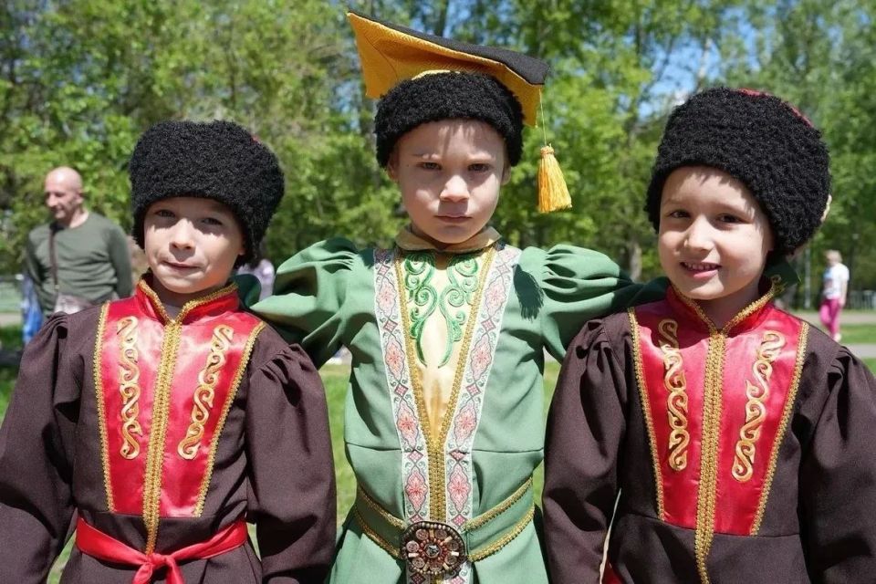 ТАТЫШЕВ СЕГОДНЯ СИЯЕТ ДЕТСКИМИ УЛЫБКАМИ! НА ОСТРОВЕ ПРОШЛО ИСТОРИЧЕСКОЕ ШЕСТВИЕ ТАТЫШЕВ СЕГОДНЯ СИЯЕТ ДЕТСКИМИ УЛЫБКАМИ! НА ОСТРОВЕ ПРОШЛО ИСТОРИЧЕСКОЕ ШЕСТВИЕ