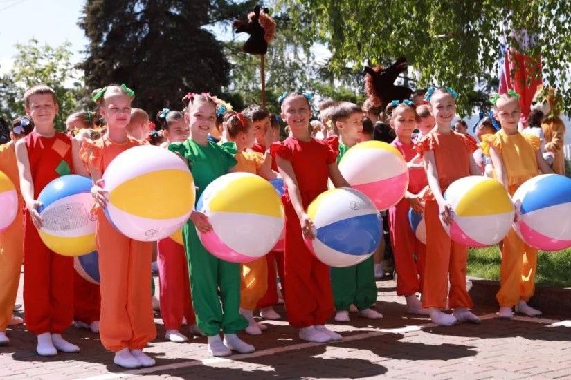 Ещё яркие кадры с Международного дня защиты детей! В первый солнечный день лета подняли флаг детства Ещё яркие кадры с Международного дня защиты детей! В первый солнечный день лета подняли флаг детства