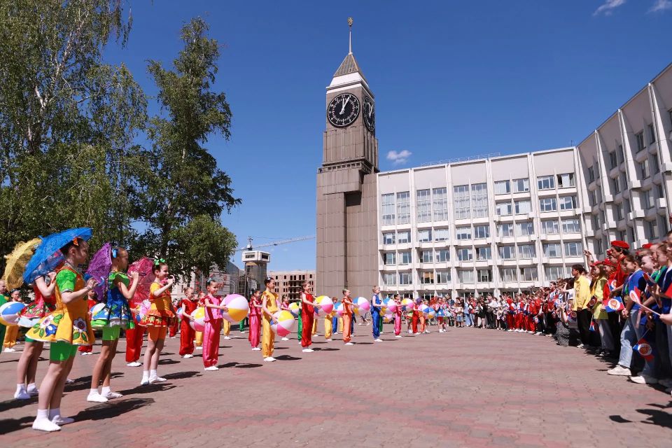 Ещё яркие кадры с Международного дня защиты детей! В первый солнечный день лета подняли флаг детства Ещё яркие кадры с Международного дня защиты детей! В первый солнечный день лета подняли флаг детства