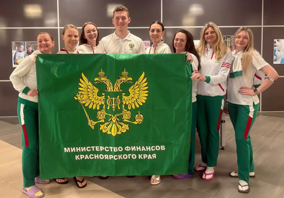 Команда минфина края взяла бронзу в соревнованиях по плаванию