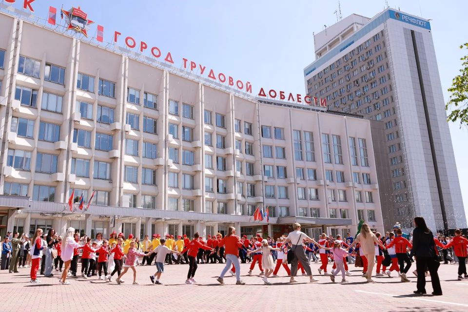 Ещё яркие кадры с Международного дня защиты детей! В первый солнечный день лета подняли флаг детства