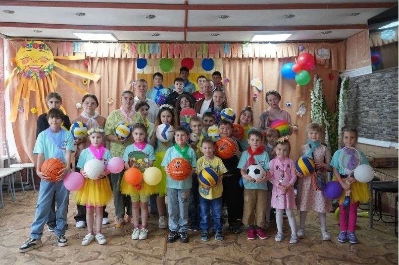 Дети из подшефного Красноярскому краю Свердловска ЛНР получили подарки к 1 июня – спортивный инвентарь и наборы для творчества и досуга Дети из подшефного Красноярскому краю Свердловска ЛНР получили подарки к 1 июня – спортивный инвентарь и наборы для творчества и досуга