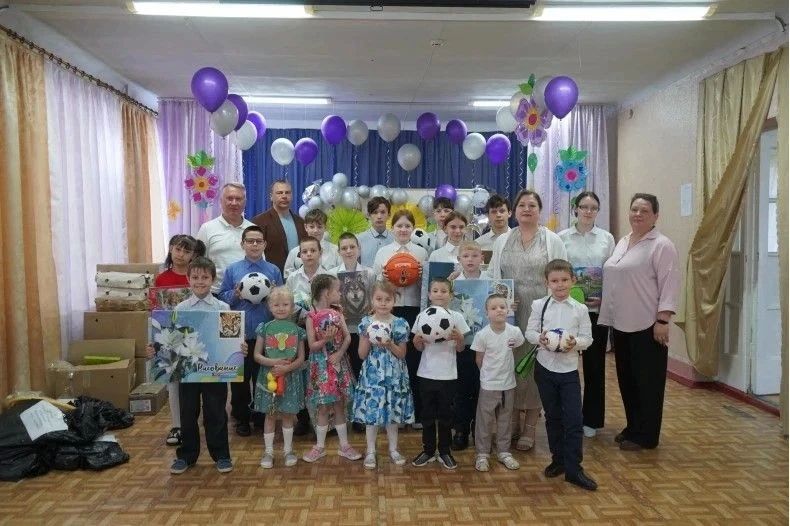 Дети из подшефного Красноярскому краю Свердловска ЛНР получили подарки к 1 июня – спортивный инвентарь и наборы для творчества и досуга Дети из подшефного Красноярскому краю Свердловска ЛНР получили подарки к 1 июня – спортивный инвентарь и наборы для творчества и досуга