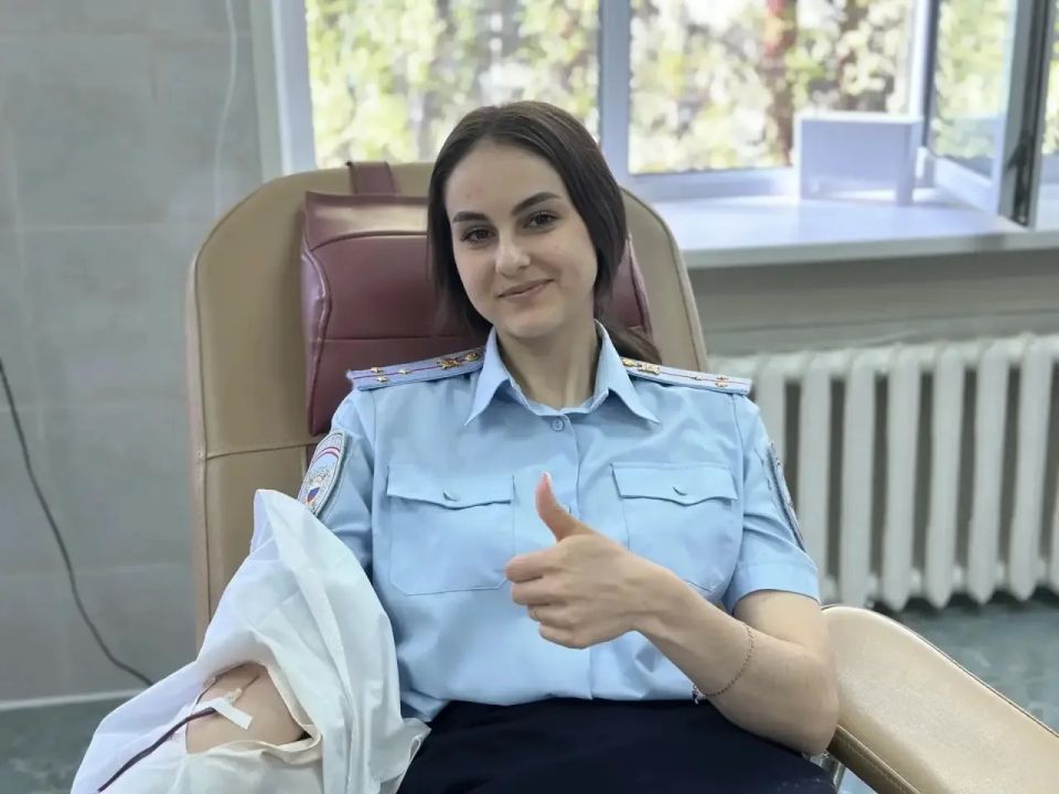 Полицейские Зеленогорска сдали кровь в День донора Полицейские Зеленогорска сдали кровь в День донора