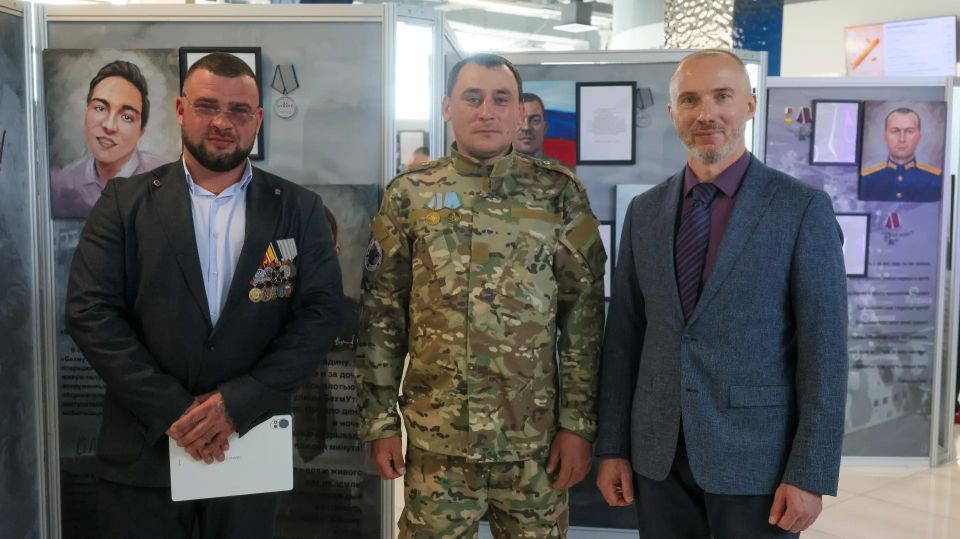 В Национальном центре «Россия» на Енисее открылась выставка «Они сражались за Родину», посвященная героям специальной военной операции В Национальном центре «Россия» на Енисее открылась выставка «Они сражались за Родину», посвященная героям специальной военной операции