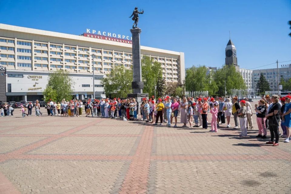 В Красноярск прибыл очередной рейс туристического поезда «Сибирь здесь», который реализуется в рамках социально-патриотического проекта «Своих не бросаем!» В Красноярск прибыл очередной рейс туристического поезда «Сибирь здесь», который реализуется в рамках социально-патриотического проекта «Своих не бросаем!»