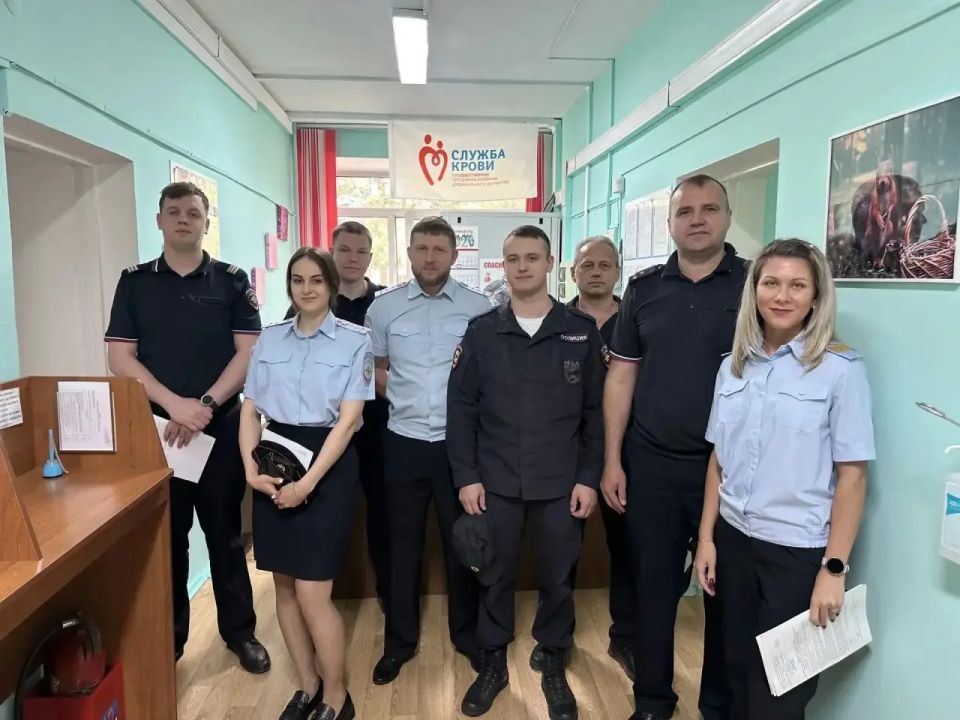 Полицейские Зеленогорска сдали кровь в День донора Полицейские Зеленогорска сдали кровь в День донора