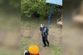 «Весь подъезд ходит с перцовыми баллончиками»: житель Красноярска держит в страхе соседей и жалуется на голоса в голове