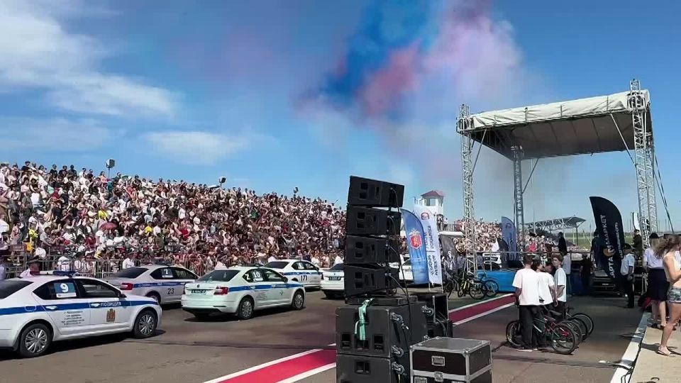 Первенство Сибирского федерального округа по кольцевым автогонкам среди экипажей ДПС стартовало сегодня на "Красном кольце" в формате впечатляющего открытия