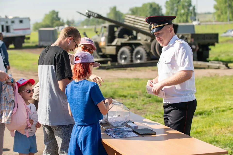 Большой и красивый праздник скорости, силы духа и водительского мастерства на «Красном кольце» закончился, но в нашей фотоплёнке еще множество ярких кадров этого незабываемого события! Большой и красивый праздник скорости, силы духа и водительского мастерства на «Красном кольце» закончился, но в нашей фотоплёнке еще множество ярких кадров этого незабываемого события!