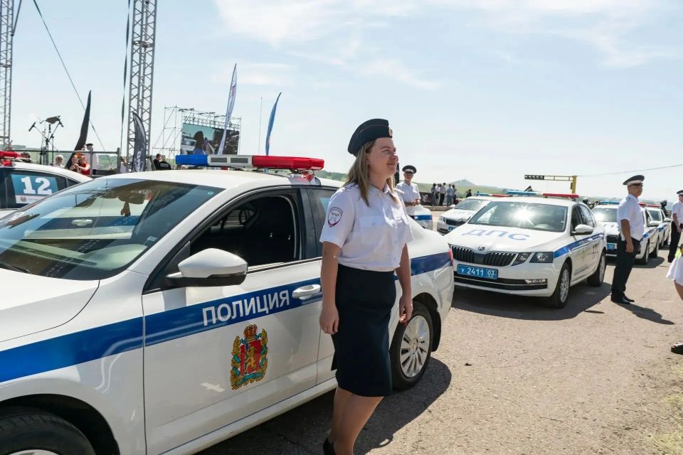 Большой и красивый праздник скорости, силы духа и водительского мастерства на «Красном кольце» закончился, но в нашей фотоплёнке еще множество ярких кадров этого незабываемого события! Большой и красивый праздник скорости, силы духа и водительского мастерства на «Красном кольце» закончился, но в нашей фотоплёнке еще множество ярких кадров этого незабываемого события!