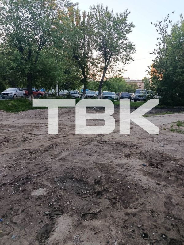 После коммунальных работ во дворе Красноярска остались мусор и разбросанные плиты После коммунальных работ во дворе Красноярска остались мусор и разбросанные плиты