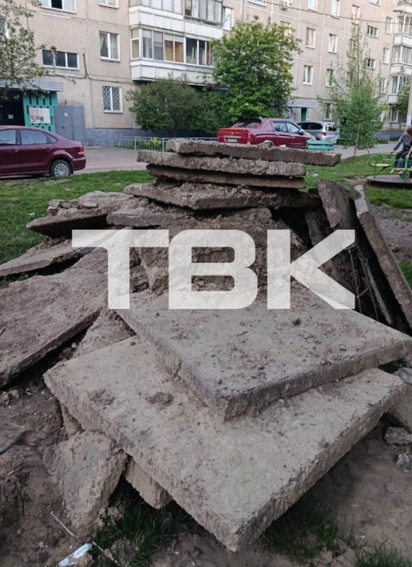 После коммунальных работ во дворе Красноярска остались мусор и разбросанные плиты После коммунальных работ во дворе Красноярска остались мусор и разбросанные плиты