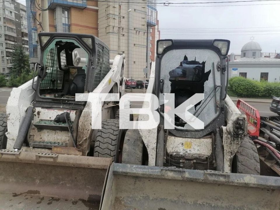 Бросали куски брусчатки: вандалы разгромили спецтехнику и окна зданий в центре Красноярска