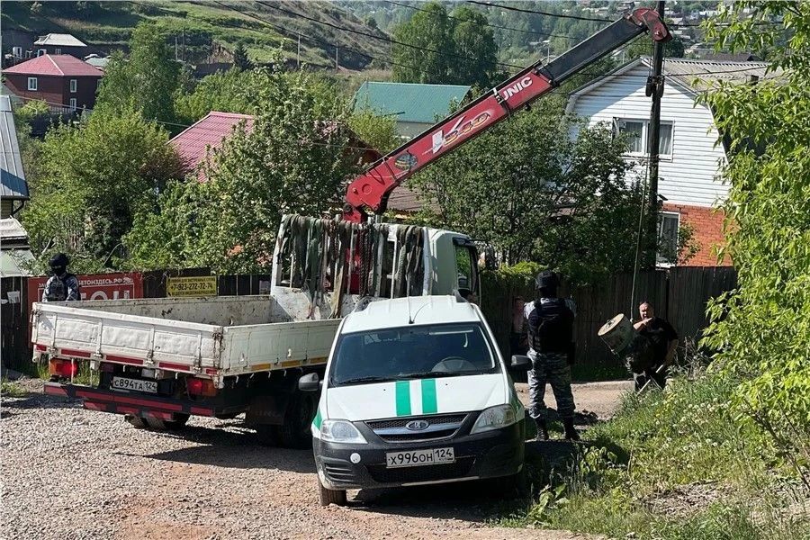 В Красноярске снесли незаконный шлагбаум, установленный бывшим депутатом