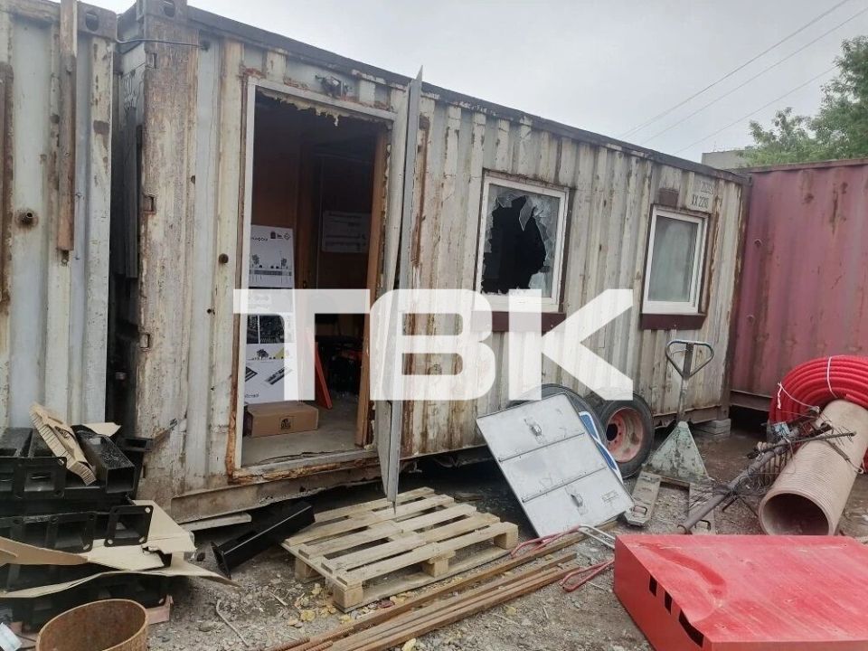 Бросали куски брусчатки: вандалы разгромили спецтехнику и окна зданий в центре Красноярска Бросали куски брусчатки: вандалы разгромили спецтехнику и окна зданий в центре Красноярска
