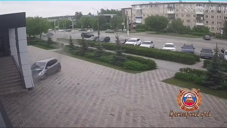 «Стало плохо за рулём»: в Ачинске водитель без ремня влетел в здание