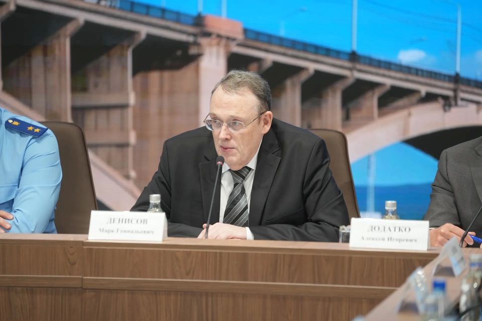 «Мы должны говорить о вещах конкретных — как сделать так, чтобы справка не была важнее человека»: прокурор края Роман Тютюник выступил на Координационном совете омбудсменов Сибири «Мы должны говорить о вещах конкретных — как сделать так, чтобы справка не была важнее человека»: прокурор края Роман Тютюник выступил на Координационном совете омбудсменов Сибири