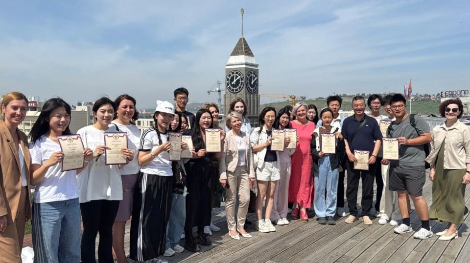 Школьникам из Китая вручили дипломы на крыше мэрии Красноярска