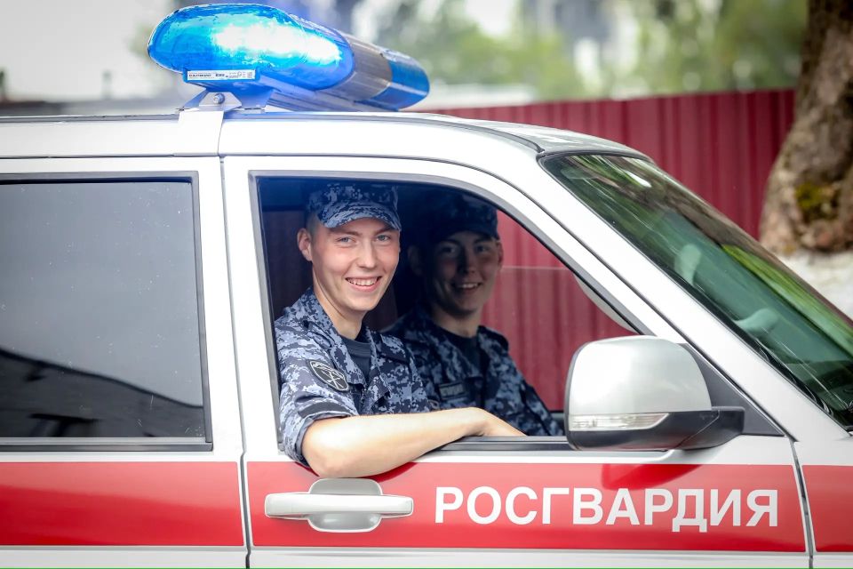Братья-близнецы ефрейторы Егор и Иван Михайловы всегда на страже в калининградском специальном моторизованном полку Северо-Западного округа Росгвардии Братья-близнецы ефрейторы Егор и Иван Михайловы всегда на страже в калининградском специальном моторизованном полку Северо-Западного округа Росгвардии
