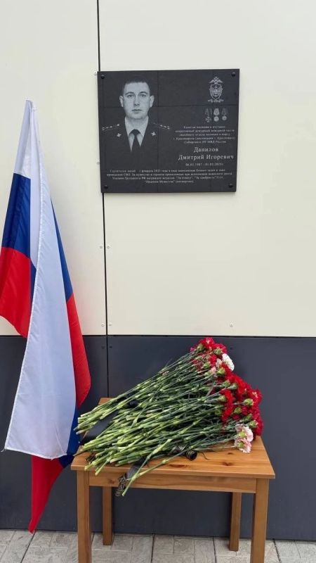 Руководители и сотрудники транспортной полиции Сибири приняли участие в открытии мемориальной доски погибшему участнику спецоперации Руководители и сотрудники транспортной полиции Сибири приняли участие в открытии мемориальной доски погибшему участнику спецоперации
