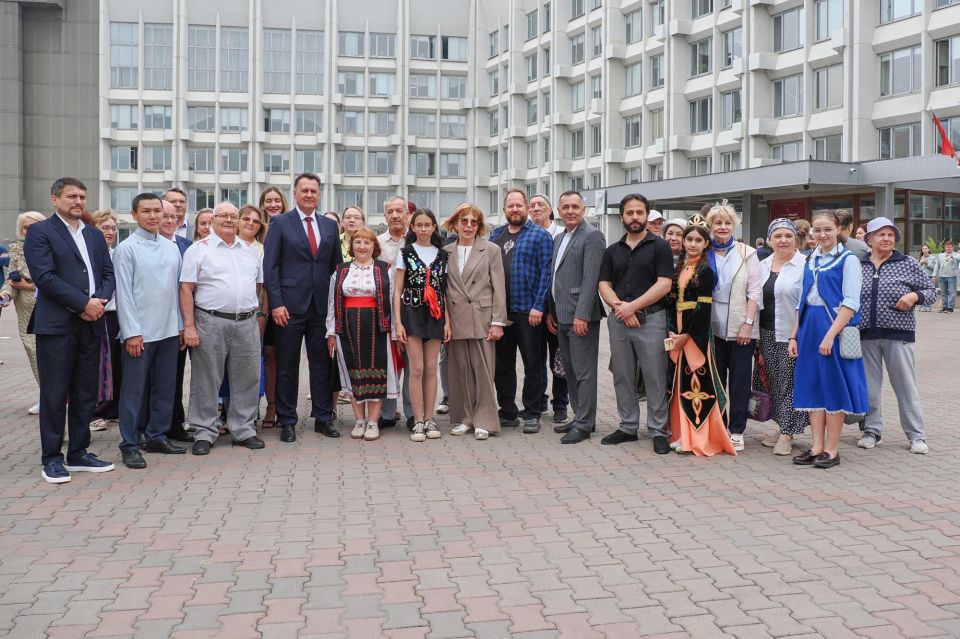 Празднование Дня города продолжилось на площади перед администрацией Красноярска Празднование Дня города продолжилось на площади перед администрацией Красноярска