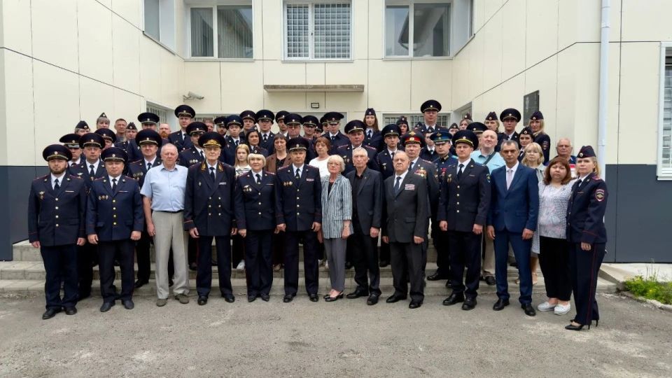 Руководители и сотрудники транспортной полиции Сибири приняли участие в открытии мемориальной доски погибшему участнику спецоперации Руководители и сотрудники транспортной полиции Сибири приняли участие в открытии мемориальной доски погибшему участнику спецоперации