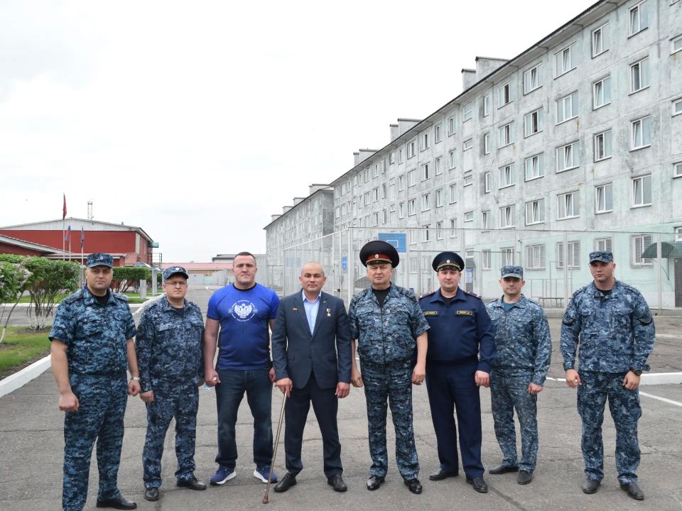 Исправительную колонию строгого режима №17 посетили Герой Российской Федерации Рустам Сайфуллин и чемпион мира по боксу Денис Лебедев Исправительную колонию строгого режима №17 посетили Герой Российской Федерации Рустам Сайфуллин и чемпион мира по боксу Денис Лебедев