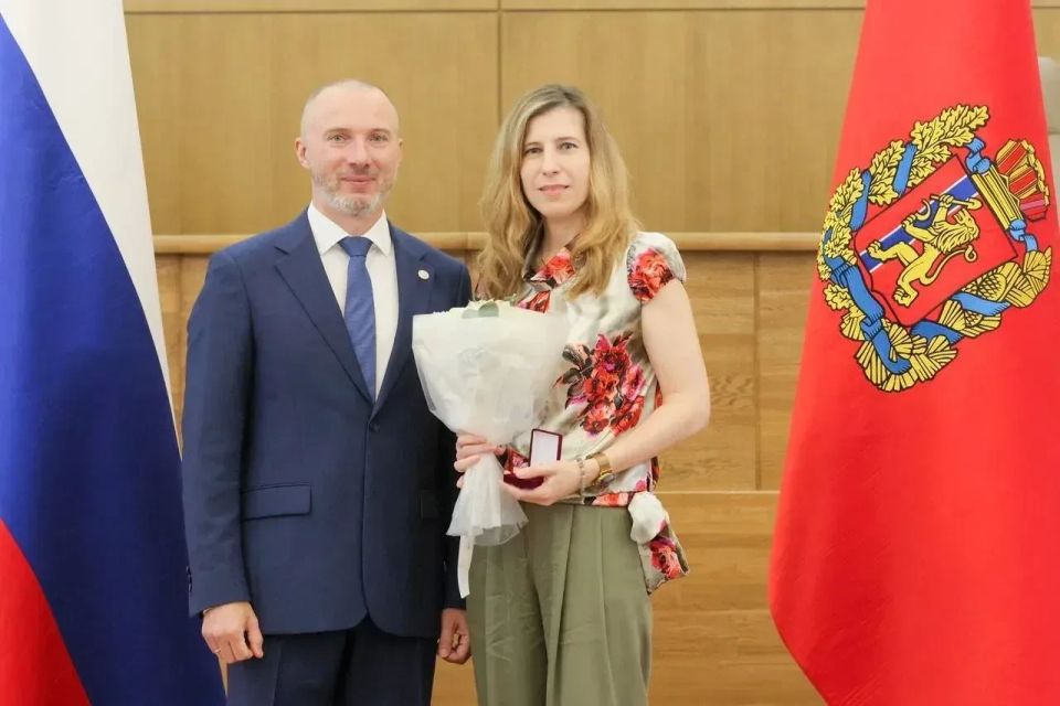 Сегодня двух сотрудников краевого агентства печати наградили за многолетнюю плодотворную работу на государственной службе Сегодня двух сотрудников краевого агентства печати наградили за многолетнюю плодотворную работу на государственной службе