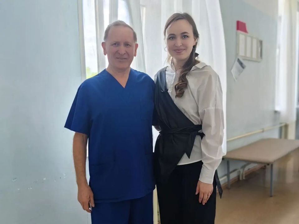 Бывшая пациентка 20-й больницы спустя 12 лет встретилась со своим врачом, который спас её после глотка уксуса Бывшая пациентка 20-й больницы спустя 12 лет встретилась со своим врачом, который спас её после глотка уксуса
