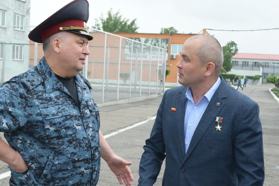 Исправительную колонию строгого режима №17 посетили Герой Российской Федерации Рустам Сайфуллин и чемпион мира по боксу Денис Лебедев Исправительную колонию строгого режима №17 посетили Герой Российской Федерации Рустам Сайфуллин и чемпион мира по боксу Денис Лебедев