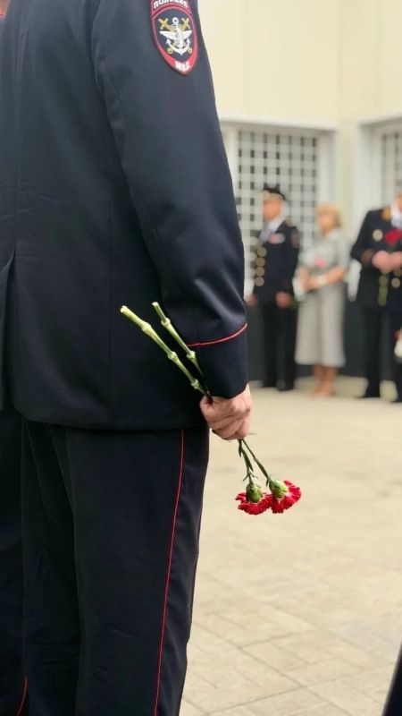 Руководители и сотрудники транспортной полиции Сибири приняли участие в открытии мемориальной доски погибшему участнику спецоперации