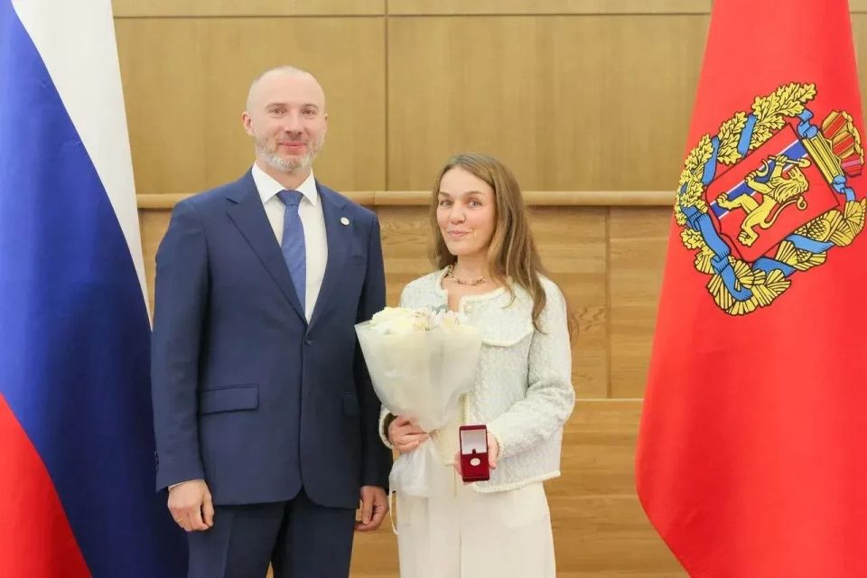 Сегодня двух сотрудников краевого агентства печати наградили за многолетнюю плодотворную работу на государственной службе