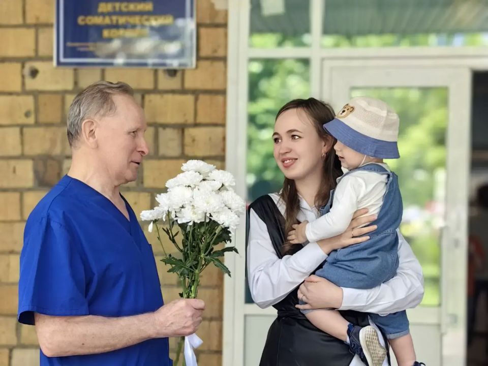 Бывшая пациентка 20-й больницы спустя 12 лет встретилась со своим врачом, который спас её после глотка уксуса Бывшая пациентка 20-й больницы спустя 12 лет встретилась со своим врачом, который спас её после глотка уксуса