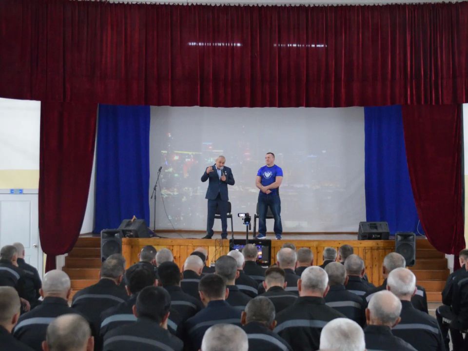 Исправительную колонию строгого режима №17 посетили Герой Российской Федерации Рустам Сайфуллин и чемпион мира по боксу Денис Лебедев Исправительную колонию строгого режима №17 посетили Герой Российской Федерации Рустам Сайфуллин и чемпион мира по боксу Денис Лебедев