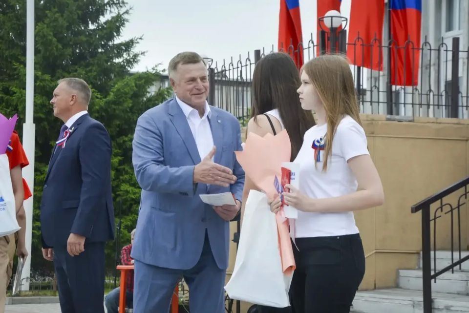 Уважаемые жители Ачинского муниципального округа, поздравляю вас с Днём России! Уважаемые жители Ачинского муниципального округа, поздравляю вас с Днём России!