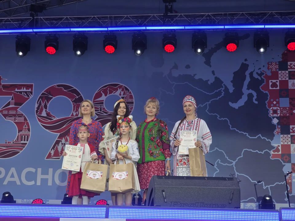 На сцене наградили победителей конкурсов за самую длинную косу, густую бороду, самый красивый сарафан и богатырскую силу На сцене наградили победителей конкурсов за самую длинную косу, густую бороду, самый красивый сарафан и богатырскую силу