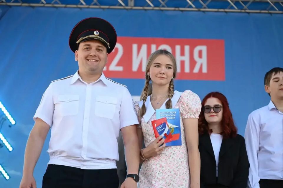 С Днём России!. В Красноярске, Дивногорске, Емельяново и Енисейске сотрудники полиции и «Движение Первых» вручили 14-летним школьникам первые паспорта С Днём России!. В Красноярске, Дивногорске, Емельяново и Енисейске сотрудники полиции и «Движение Первых» вручили 14-летним школьникам первые паспорта
