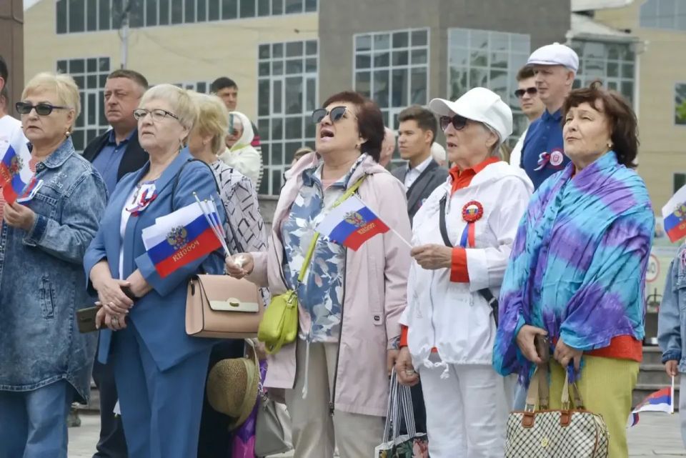 Уважаемые жители Ачинского муниципального округа, поздравляю вас с Днём России! Уважаемые жители Ачинского муниципального округа, поздравляю вас с Днём России!