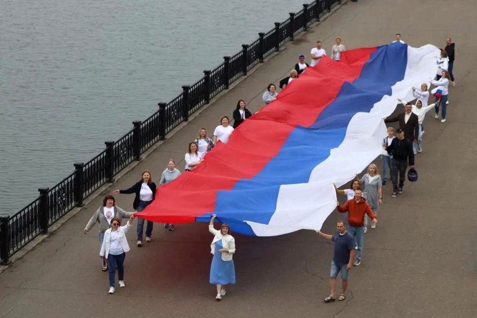 Как отметили День России ребятишки в пришкольных лагерях? Как отметили День России ребятишки в пришкольных лагерях?