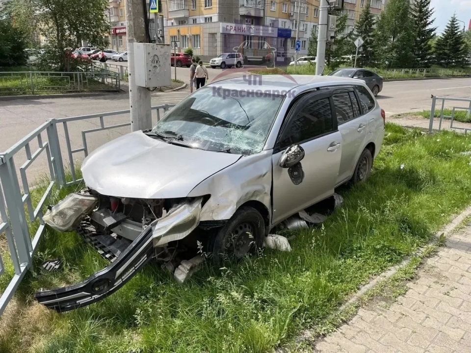 УШЕЛ ПЕШКОМ, НО ВЕРНУЛСЯ ПЕРЕПАРКОВАТЬСЯ: СТРАННЫЙ МАНЕВР ВОДИТЕЛЯ ПОПАЛ НА КАМЕРЫ ВИДЕОНАБЛЮДЕНИЯ