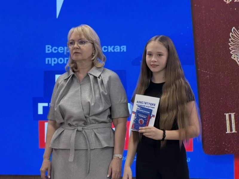С Днём России!. В Красноярске, Дивногорске, Емельяново и Енисейске сотрудники полиции и «Движение Первых» вручили 14-летним школьникам первые паспорта С Днём России!. В Красноярске, Дивногорске, Емельяново и Енисейске сотрудники полиции и «Движение Первых» вручили 14-летним школьникам первые паспорта
