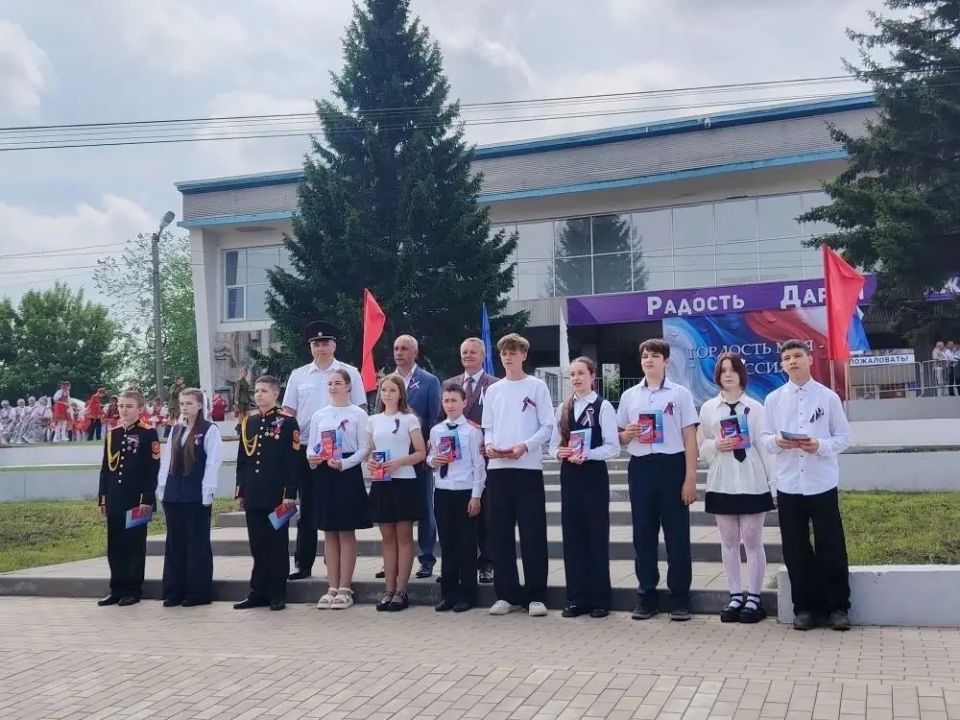 С Днём России!. В Красноярске, Дивногорске, Емельяново и Енисейске сотрудники полиции и «Движение Первых» вручили 14-летним школьникам первые паспорта С Днём России!. В Красноярске, Дивногорске, Емельяново и Енисейске сотрудники полиции и «Движение Первых» вручили 14-летним школьникам первые паспорта