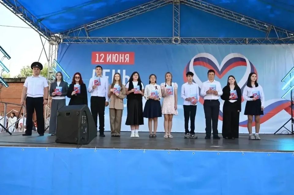 С Днём России!. В Красноярске, Дивногорске, Емельяново и Енисейске сотрудники полиции и «Движение Первых» вручили 14-летним школьникам первые паспорта С Днём России!. В Красноярске, Дивногорске, Емельяново и Енисейске сотрудники полиции и «Движение Первых» вручили 14-летним школьникам первые паспорта