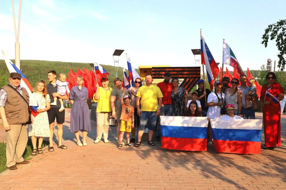 Автопробег ко Дню России. Празднование Дня России в городском посёлке Северо-Енисейский завершилось эффектно - ярким автопробегом! Автоколонна стартовала от крытой хоккейной коробки и проехала по центральным улицам... Автопробег ко Дню России. Празднование Дня России в городском посёлке Северо-Енисейский завершилось эффектно - ярким автопробегом! Автоколонна стартовала от крытой хоккейной коробки и проехала по центральным улицам...