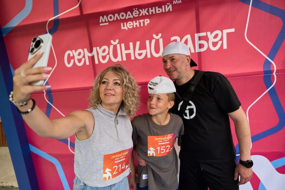 В День России на лыжной базе «Снежинка» прошёл красочный семейный забег — настоящий праздник для жителей нашего округа! В День России на лыжной базе «Снежинка» прошёл красочный семейный забег — настоящий праздник для жителей нашего округа!