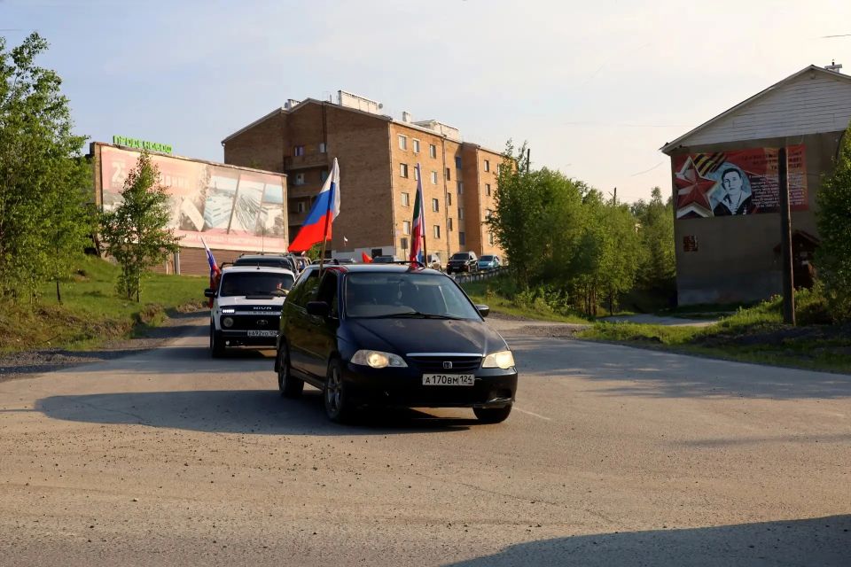 Автопробег ко Дню России. Празднование Дня России в городском посёлке Северо-Енисейский завершилось эффектно - ярким автопробегом! Автоколонна стартовала от крытой хоккейной коробки и проехала по центральным улицам... Автопробег ко Дню России. Празднование Дня России в городском посёлке Северо-Енисейский завершилось эффектно - ярким автопробегом! Автоколонна стартовала от крытой хоккейной коробки и проехала по центральным улицам...