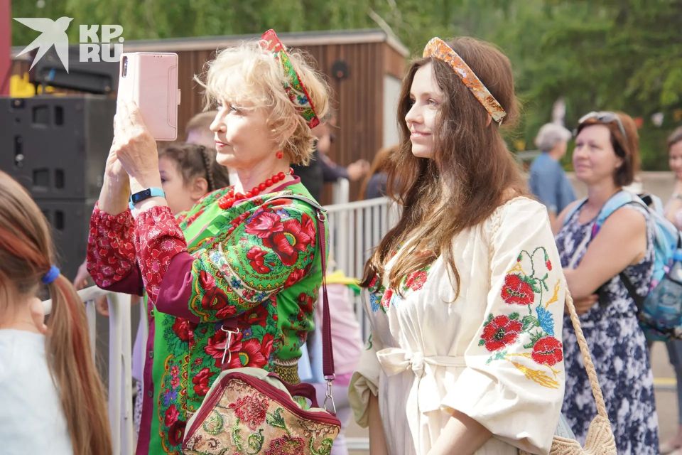 Кокошники, хороводы и лапта: как Красноярск отметил двойной праздник на набережной Енисея Кокошники, хороводы и лапта: как Красноярск отметил двойной праздник на набережной Енисея